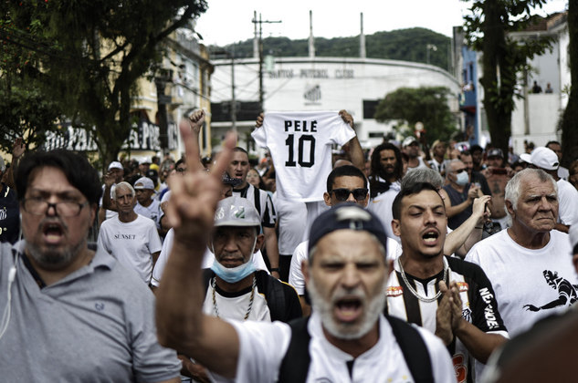 Eterno para os torcedores e fãs de futebol, Pelé se despediu, na terça-feira (3), na cidade onde encantou o mundo. Após o velório, que durou um dia inteiro na Vila Belmiro, o corpo do Rei do Futebol passou em cortejo pelas ruas de Santos, até a casa de dona Celeste, mãe de Pelé. Os súditos não se importaram com o calor de mais de 30ºC na cidade e, sem conter a emoção, acompanharam todo o trajeto. Veja os registros mais emocionantes do cortejo de Pelé: