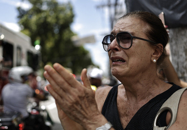 Não teve quem não se emocionou quando viu o carro de bombeiros com o corpo do maior jogador de futebol da história