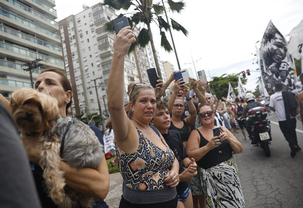 A cidade parou. Santos inteira quer ver o Rei passar e se despedir 