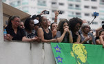 Muito emocionados, da sacada da casa de dona Celeste, familiares aguardaram a chegada do cortejo 