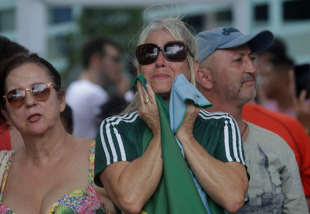 Pelé foi ídolo não somente para santistas. Durante o cortejo, camisas de clubes de todo o Brasil coloriam a despedida do Rei