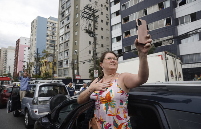 De carro, a pé ou da janela de casa: todos queriam dar adeus a Pelé