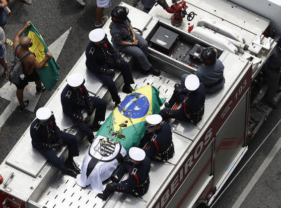 No detalhe, caixão de Pelé segue cortejo com bandeiras do Brasil e do Santos, além de rosas 
