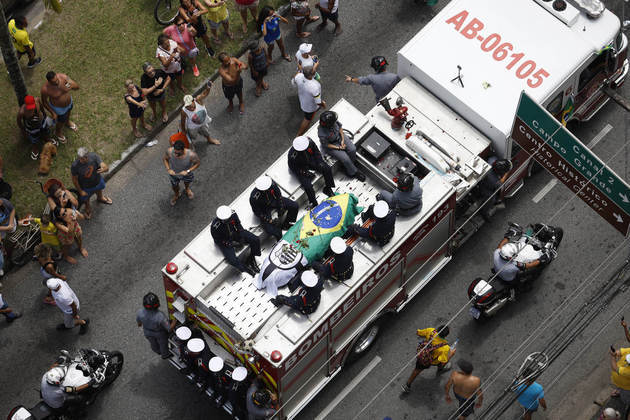 Nesta terça-feira (3), os fãs e torcedores de Pelé têm a oportunidade de se despedir do Rei do Futebol na Vila Belmiro, em Santos. O velório aconteceu até às 10h, e o corpo seguiu em cortejo para o canal 6 da cidade do litoral, onde mora a mãe e a irmã de Pelé. O sepultamento do maior atleta do século está previsto para às 14h, no Memorial Necrópole Ecumênica