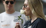 Torcedores levaram rosas brancas para homenagear o Rei do Futebol