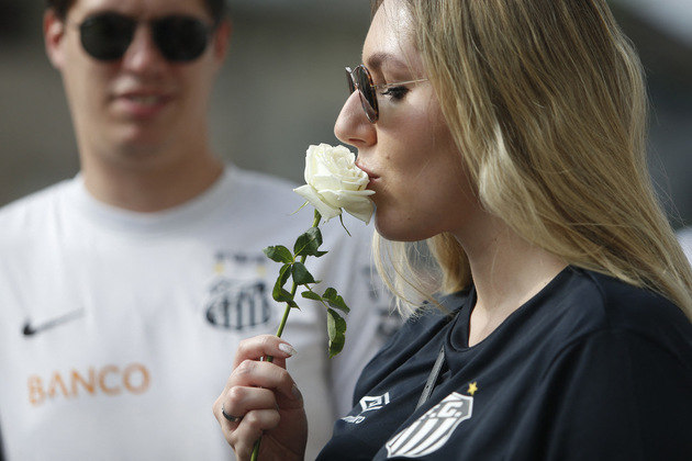 Torcedores levaram rosas brancas para homenagear o Rei do Futebol