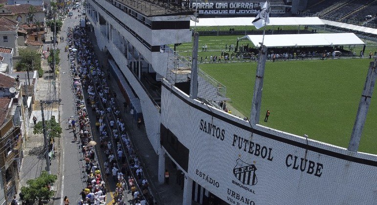 Portões da Vila Belmiro foram abertos às 10h para adeus ao Rei do Futebol