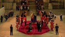 Guarda real desmaia durante velório de rainha Elizabeth 2ª