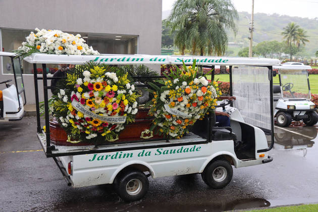 Amigos que não puderam marcar presença mandaram coroas de flores para homenagear o músico
