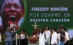 O corpo de Freddy Rincón, ídolo do Corinthians e da seleção colombiana, está sendo velado neste sábado (16), em Cali, na Colômbia, em emocionante cerimônia no Estádio Olímpico Pascual Guerrero