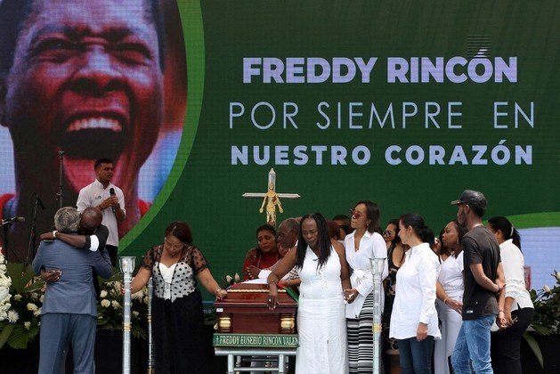 O corpo de Freddy Rincón, ídolo do Corinthians e da seleção colombiana, está sendo velado neste sábado (16), em Cali, na Colômbia, em emocionante cerimônia no Estádio Olímpico Pascual Guerrero