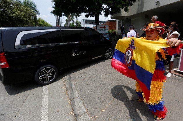 A cerimônia acontece no gramado do estádio, com torcedores nas arquibancadas
