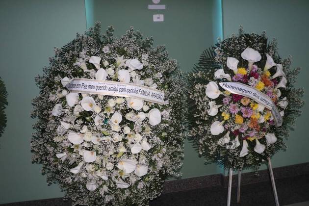 Renato Aragão e amigos da Glbo enviaram coroas de flores em homenagem ao ator