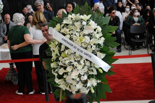 Silvio Santos mandou uma coroa de flores para homenagear Boldrin, que apresentou o programa Empório Brasil no SBT