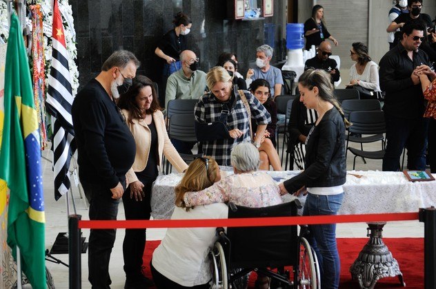 Famosos, amigos e familiares estão se despedindo de Rolando Boldrin na Assembleia Legislativa do Estado de São Paulo (Alesp) nesta quinta-feira (10). O velório do ator e apresentador começou às 8h e permanecerá aberto ao público até as 16h. Em seguida, o corpo do ator será encaminhado para sepultamento no cemitério Gethsêmani Morumbi, às 17h