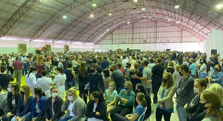 Moradores da cidade prestam homenagem às vítimas do ataque à creche