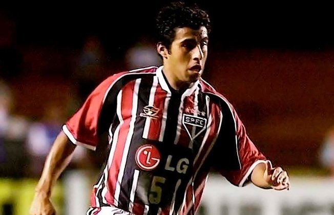 Venceu o Paulistão, Torneio Rio-SP e o Supercampeonato Paulista. Saiu em 2003 para defender o Cruzeiro.