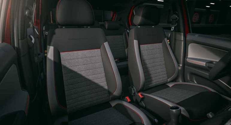 Bancos remetem aos antigos modelos da Volkswagen, como o Gol GTI