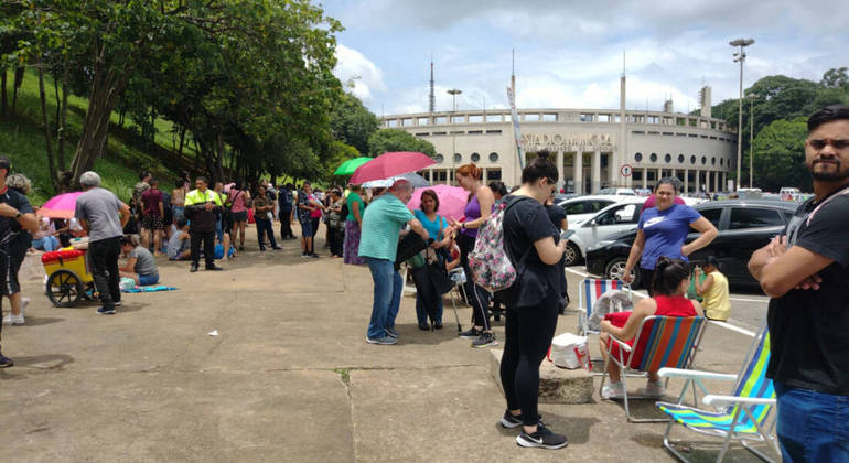 A fila estava muito grande e até dava a volta no estádio