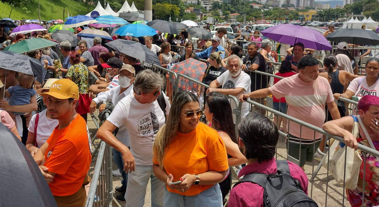 Apesar de muita gente, a fila para a venda de ingressos para o show estava organizada