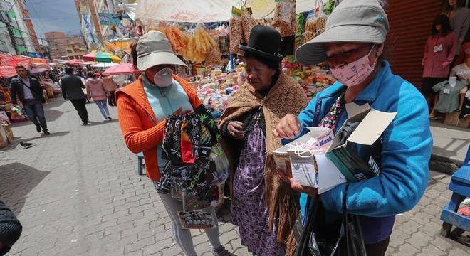 Começa venda massiva de máscaras na Bolívia após casos confirmados