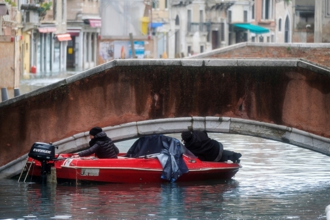 A imagem mostra um bote tendo dificuldades para passar
embaixo de uma ponte durante as inundações. O prefeito Luigi Brugnaro disse que
a situação é dramática. 'Pedimos ao governo que nos ajude. O custo será
alto. Este é o resultado da mudança climática', escreveu no TwitterVeja também: Enchente em Veneza é só mais um dos problemas na cidade