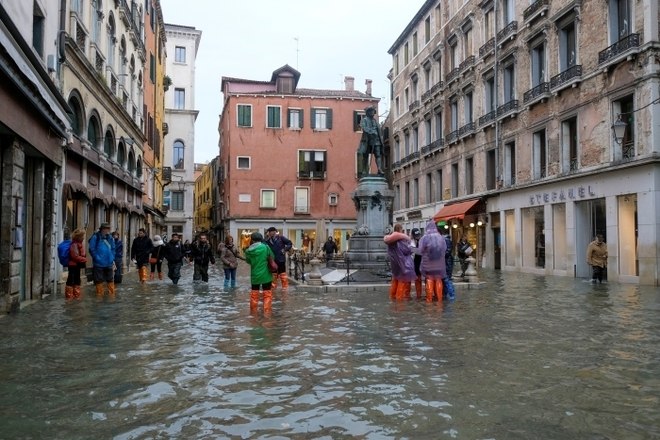 Ao longo da semana, a Praça de São Marcos já havia ficado
debaixo de mais de um metro de água, e a Basílica de São Marcos adjacente foi
inundada pela sexta vez em 1.200 anos