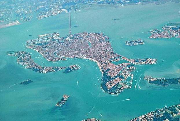 Veneza fica no nordeste da Itália. A cidade foi construída sobre um arquipélago de 118 ilhas formadas por cerca de 150 canais numa lagoa rasa. As ilhas em que a cidade é construída são ligadas por cerca de 400 pontes.