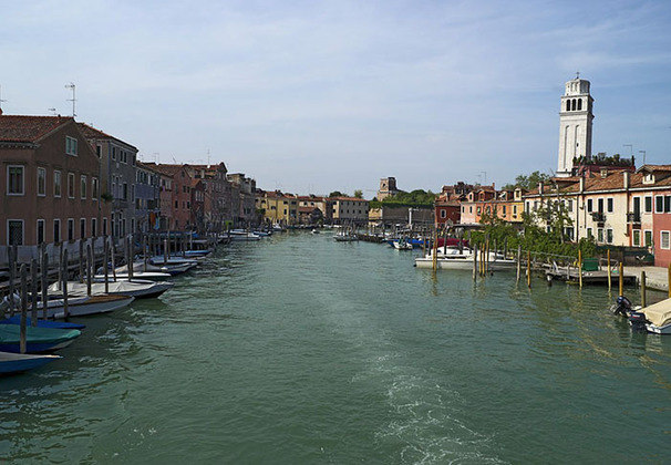Veneza (Itália) - Cidade de aspecto único, fica sobre 118 ilhotas separadas por mais de 150 canais e 400 pontes. Um labirinto dos séculos V e VI. As pessoas andam em pequenos barcos, vaporettos e gôndolas. Um dos conjuntos arquitetônicos e artísticos mais preciosos do mundo. 