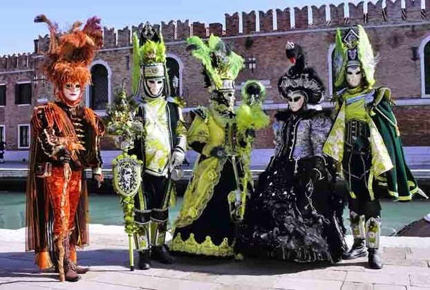 Veneza, na Itália - A festa na cidade do Vêneto, no norte italiano, tem desfiles com dançarinos fantasiados nos famosos canais em gôndolas que tanto encantam os turistas. 
