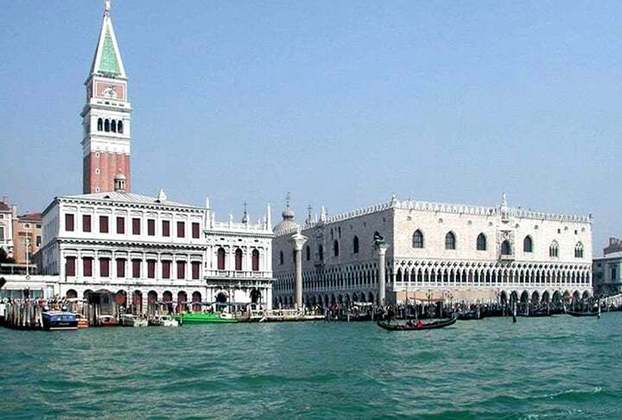 Veneza tem 262 mil habitantes, mas, a cada ano, recebe, em média, 12 milhões de turistas. 