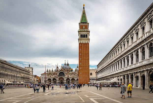 Veneza tem belas e imponentes praças. A principal é s  Praça de São Marcos (com a Basílica e o Campanário de São Marcos).