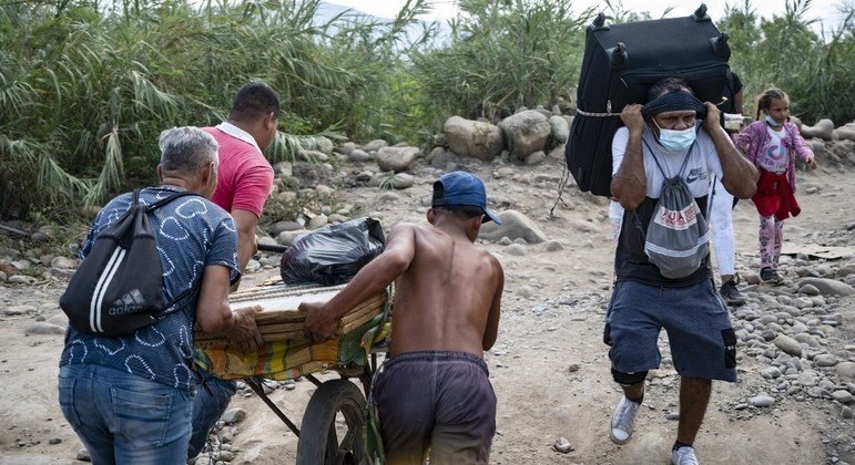 Venezuelanos fazem contrabando e entram no país com produtos comprados na Colômbia