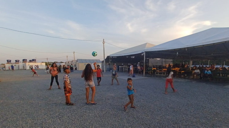 Espaço dentro do abrigo para jovens e crianças