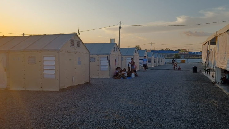 As famílias são encaminhadas para casas e instalações com refeitórios,
banheiros e áreas ao ar livre