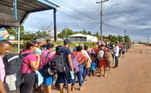 Filas de venezuelanos quando chegam na fronteira em Pacaraima