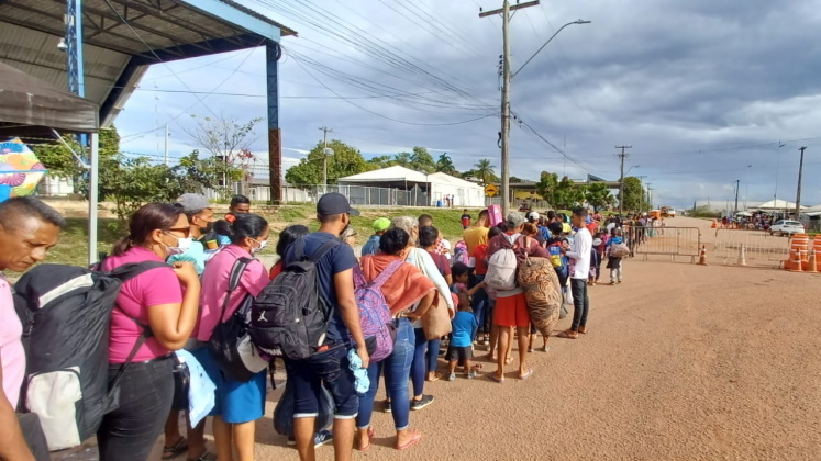 Filas de venezuelanos quando chegam na fronteira em Pacaraima