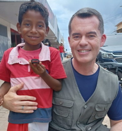 O repórter Fábio Menegatti conversou com a família durante o
percurso até Boa Vista. E aproveitou também para bater um papo com Moisés, de
sete anos. Uma criança cheia de sonhos que pretende estudar aqui no Brasil