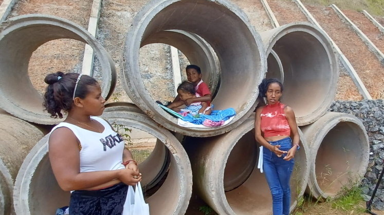 A equipe encontrou essas duas
mulheres com crianças na estrada. Elas saíram de Pacaraima (RR) em direção à Boa
Vista. Percorreram boa parte do percurso a pé.  Elas disseram que todo
esforço vale a pena para fugirem da miséria e do desemprego da Venezuela. “Não
tinha como viver mais lá'.