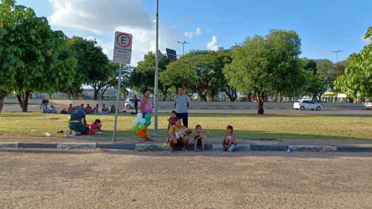 É muito comum cenas assim nas ruas da capital Boa Vista. Vários grupos
de venezuelanos em calçadas ou gramados