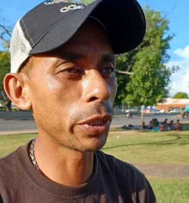 O analista de sistemas Alberto
Falcon, de 40 anos, ficou desempregado na Venezuela e passou fome durante meses.
Por isso, ele resolveu fugir para o Brasil e tentar uma vida melhor. “A minha intenção é ganhar algum dinheiro aqui e poder ajudar minha
família'.