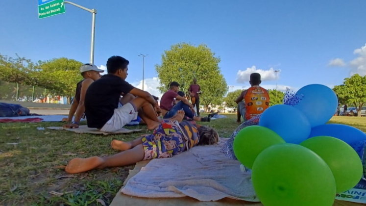 As famílias venezuelanas chegam com muitos jovens e crianças. A equipe da Record TV registrou crianças dormindo em gramados ou nas ruas