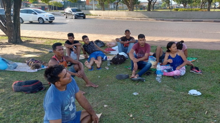 Venezuelanos no gramado ao lado da rodoviária, da capital Boa Vista (RR). Eles chegam desempregados e com fome. Depois, são acolhidos na Operação Acolhida, organizada pelo governo brasileiro