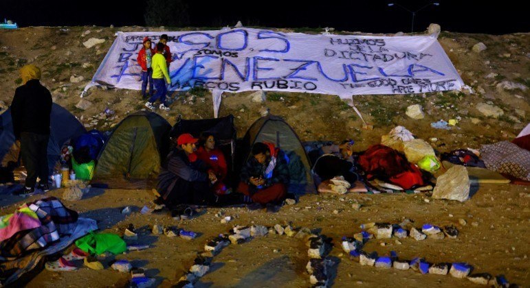Imigrantes venezuelanos acampam próximo à fronteira do México com os
 Estados Unidos