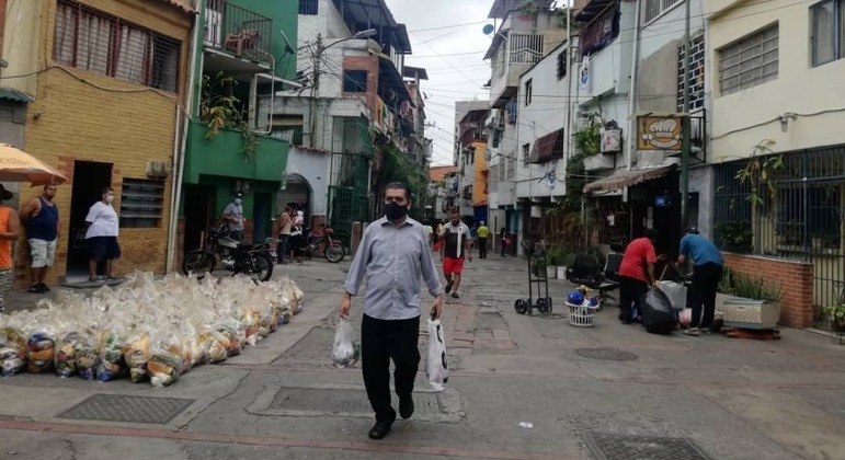 Nesta comunidade em Caracas, bolsas de comida subsidiada chegaram a poucos dias da eleição