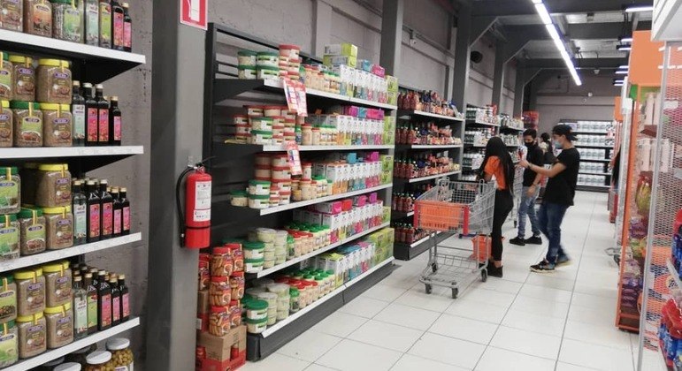 Supermercados estão abarrotados de produtos, o problema são os preços dolarizados
