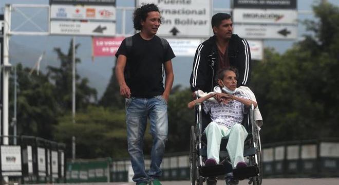 Mesmo os doentes têm dificuldade de passar pela fronteira Venezuela-Colômbia