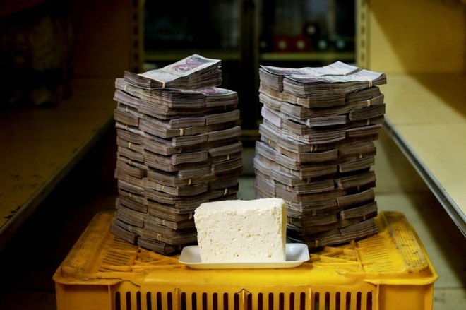 Mas tal medida ainda nÃ£o tem data para entrar em vigor. Na foto, 1 kg de queijo Ã© retratado ao lado de 7.500.000 bolÃ­vares, com o preÃ§o equivalente a 1,14 dÃ³lares (R$ 4,45)