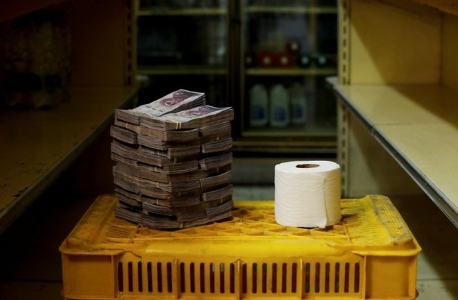 Um rolo de papel higiÃªnico nÃ£o Ã© nada barato para os venezuelanos. Custa em mÃ©dia 2,600,000 bolÃ­vares, ou 0,40 dÃ³lares (R$ 1,56)Em crise sem precedentes, Venezuela anuncia fim da gasolina mais barata do mundo