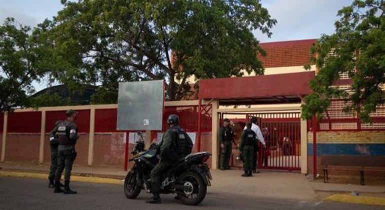 Guarda militar protege as entradas de um centro de votação em Zulia, na Venezuela